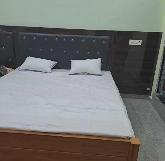 חדר דלוקס, Oyo 80883  Av Priya