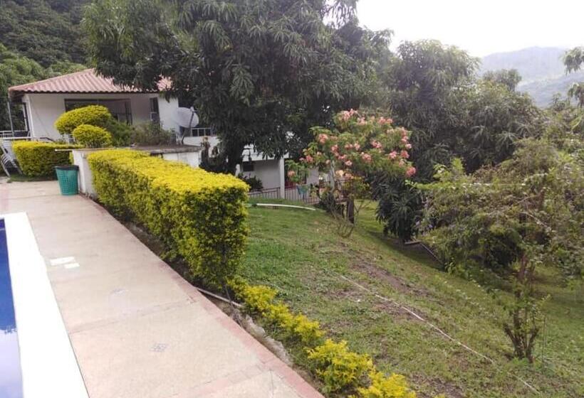 מיטה בחדר משותף, Sede Campestre Peña Negra