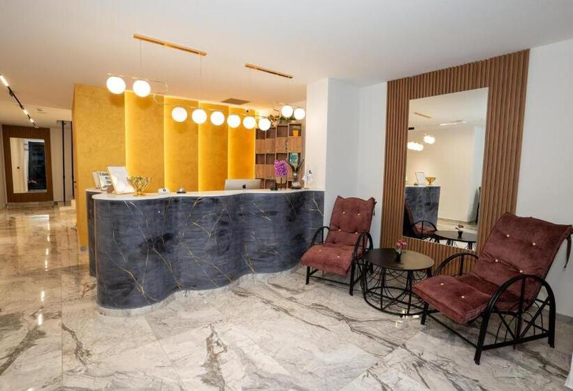 プールの見えるスタンダードトリプルルーム, Memaj