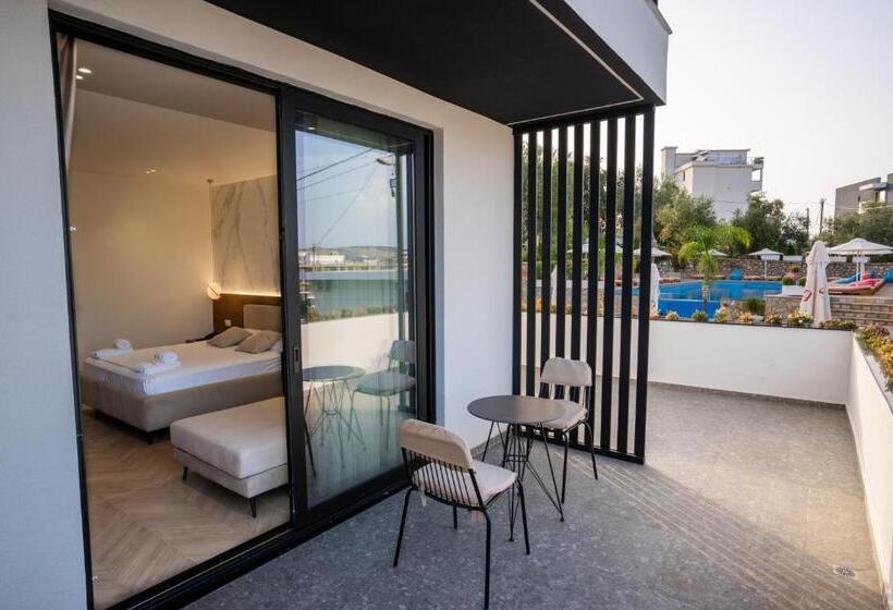 プールの見えるスタンダードトリプルルーム, Memaj