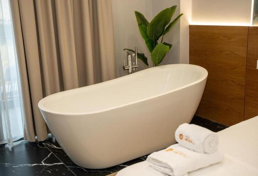 ハイドロマッサージバス付きスイート, Memaj