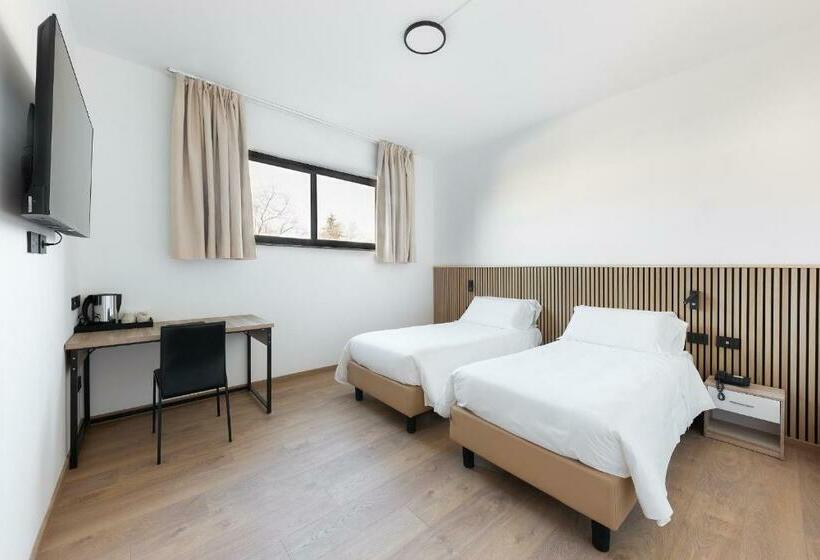 غرفة قياسية لذوى الاحتياجات الخاصة, Moon Palace