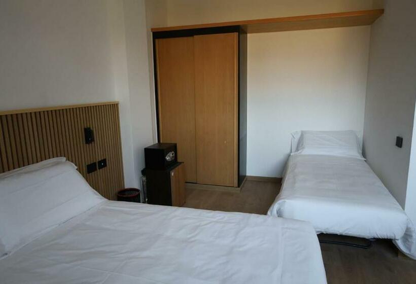 חדר סטנדרט לשלושה, Moon Palace