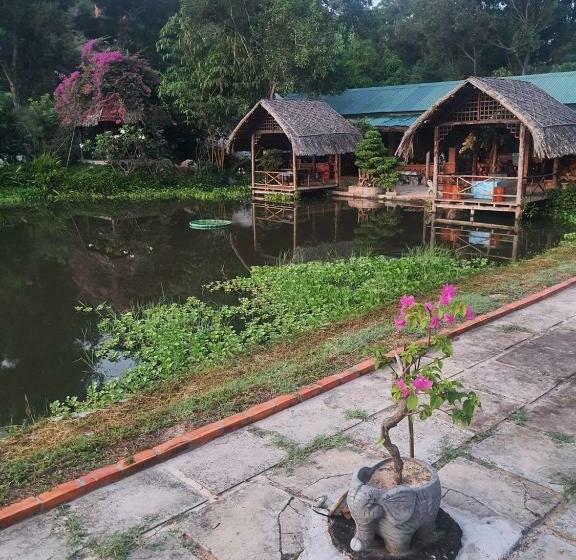 اتاق استاندارد چهارنفره با چشم‌انداز باغ, Vita Garden Homestay