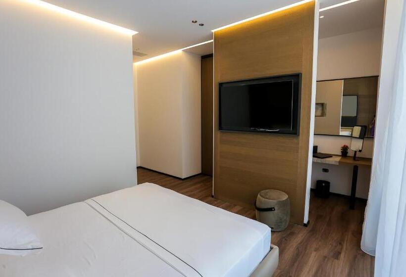 اتاق اکونومی, Nassau