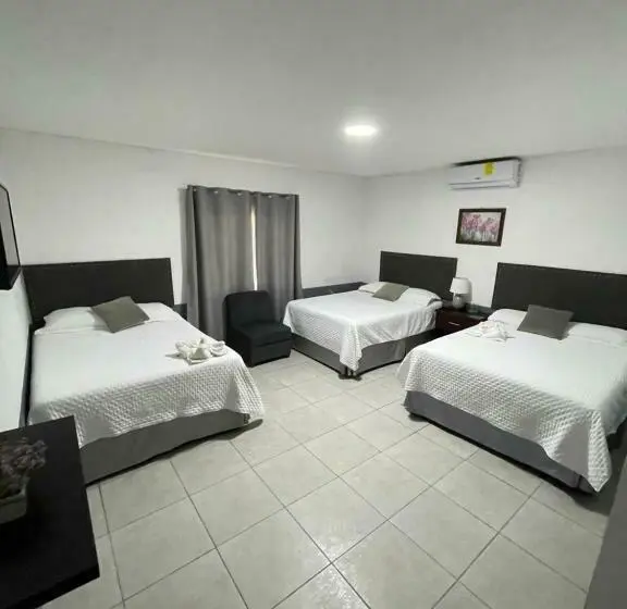 اتاق لوکس سه تخته, Boutique Los Pinos