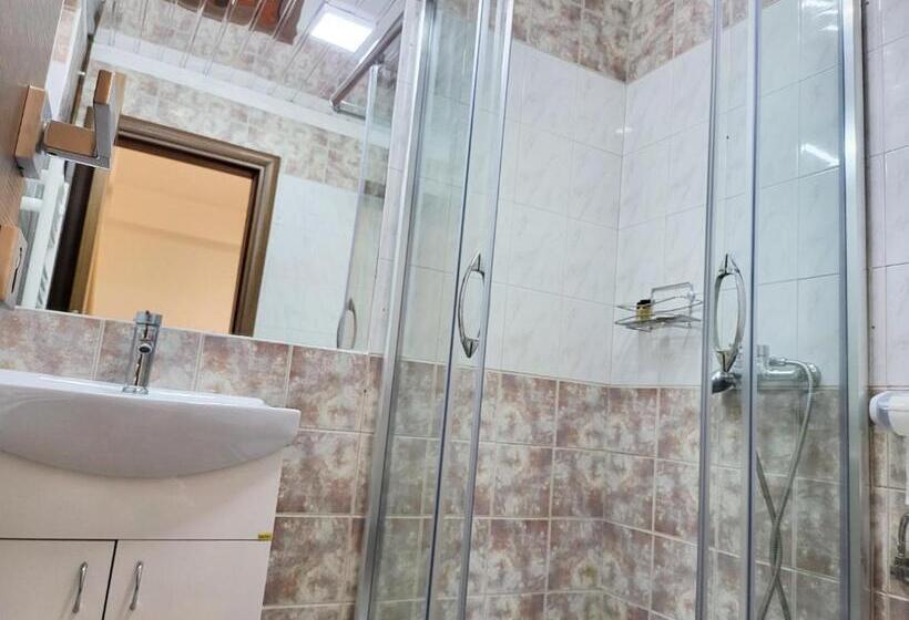 اتاق استاندارد سه تخته با بالکن, Mayberry Lake   Villa Medijapark