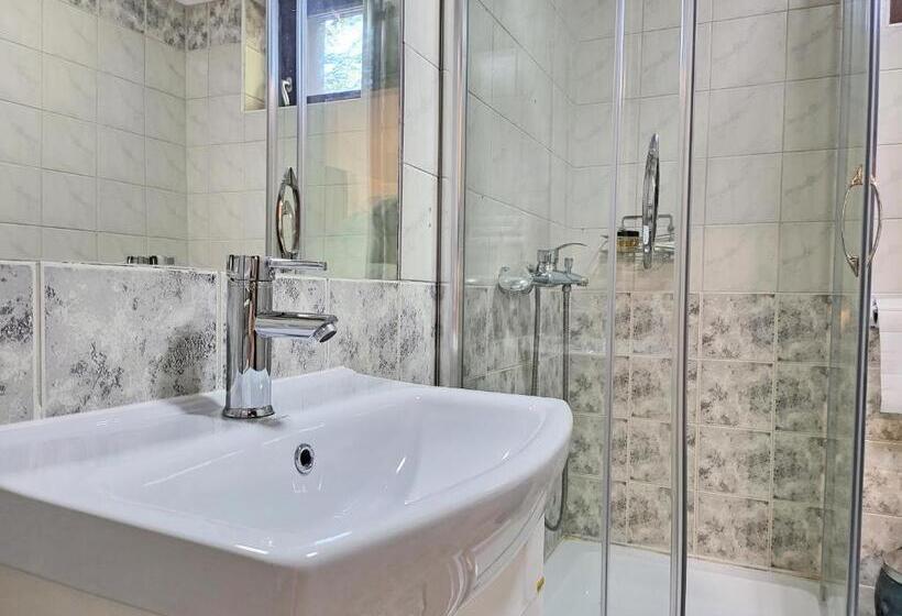 اتاق استاندارد چهارنفره با بالکن, Mayberry Lake   Villa Medijapark