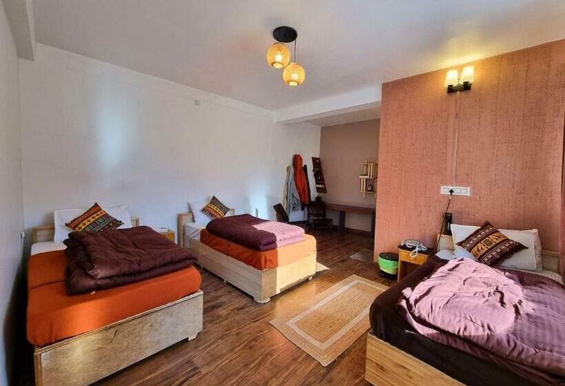 מיטה בחדר משותף, The Bunker Burwa Manali