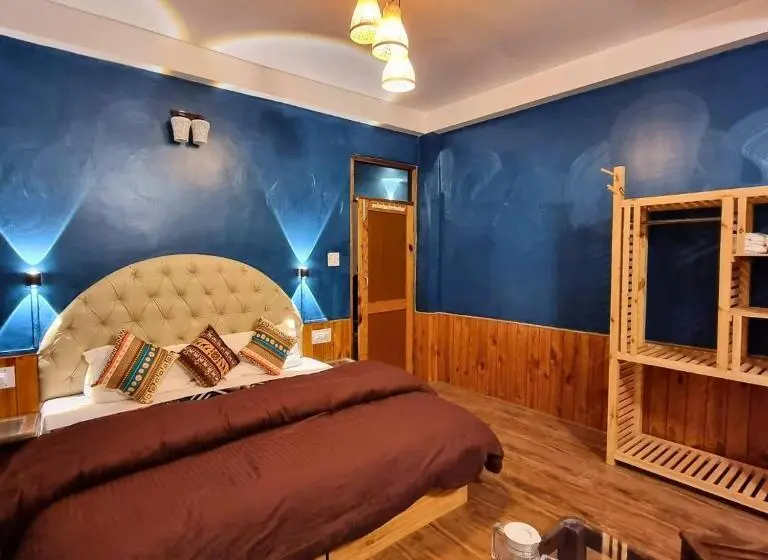 اتاق لوکس با بالکن, The Bunker Burwa Manali