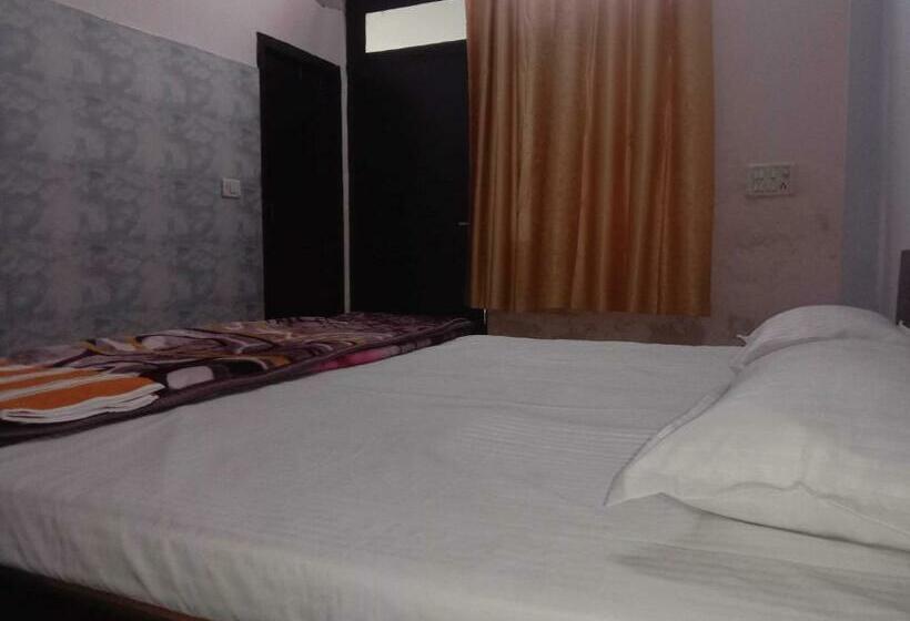トリプルクラシックルーム, Spot On Deepanshi Guest House