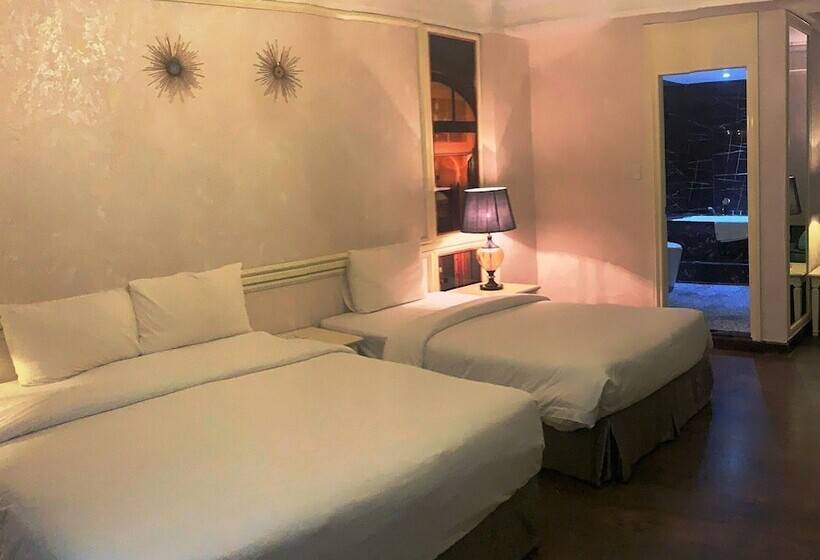 اتاق لوکس سه تخته, California Saigon Hotel & Rooftop Pool