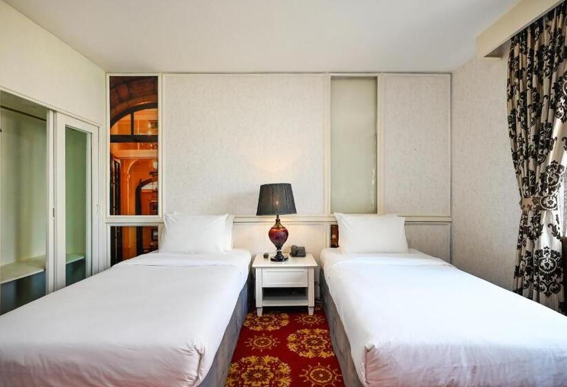 اتاق استاندارد با چشم‌انداز, California Saigon Hotel & Rooftop Pool