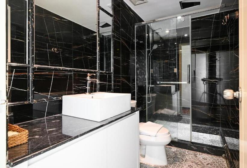 اتاق لوکس سه تخته, California Saigon Hotel & Rooftop Pool