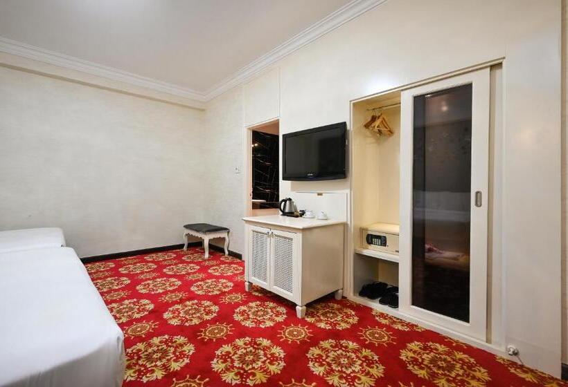 اتاق لوکس سه تخته, California Saigon Hotel & Rooftop Pool