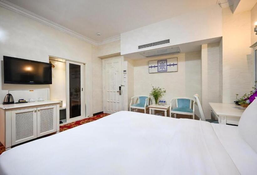 اتاق لوکس سه تخته, California Saigon Hotel & Rooftop Pool