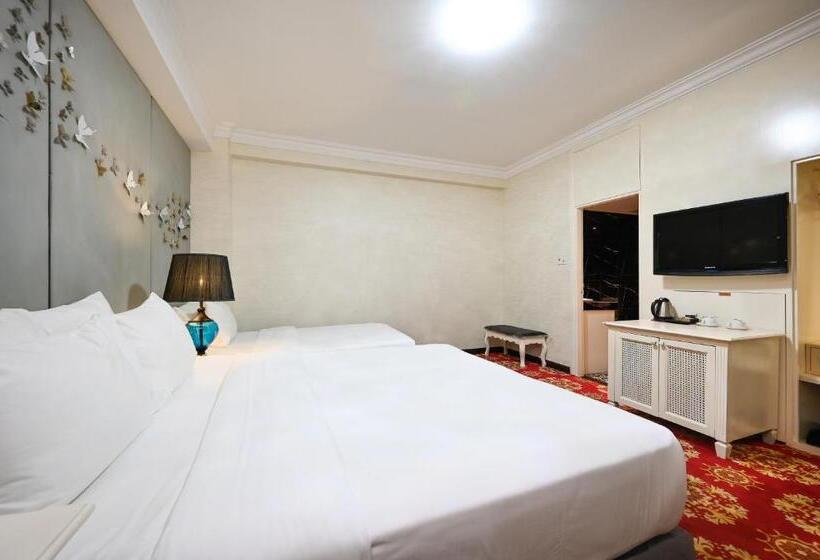 اتاق لوکس سه تخته, California Saigon Hotel & Rooftop Pool