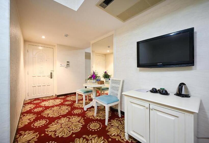 سوییت جونیور لوکس, California Saigon Hotel & Rooftop Pool