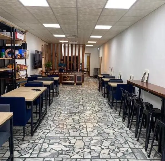 اتاق خانوادگی, Lemuju B&b