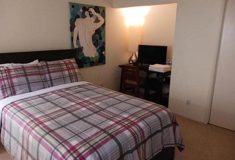 سوییت خانوادگی, Bed And Breakfast In Hollywood Hills