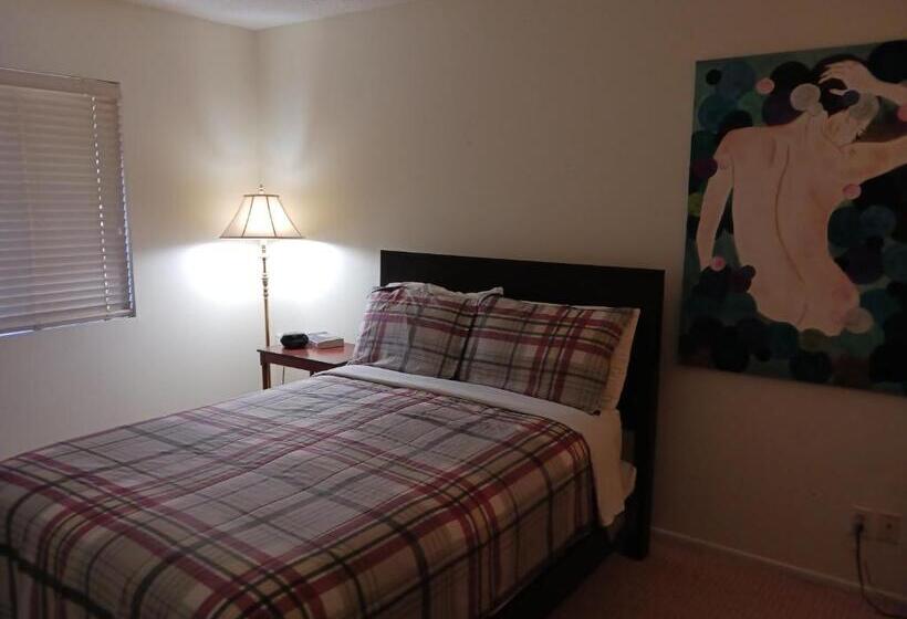 سوییت خانوادگی, Bed And Breakfast In Hollywood Hills