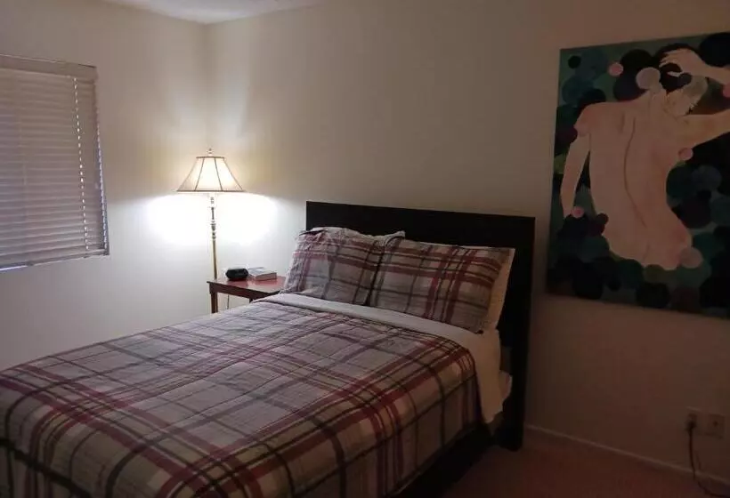 سوییت خانوادگی, Bed And Breakfast In Hollywood Hills