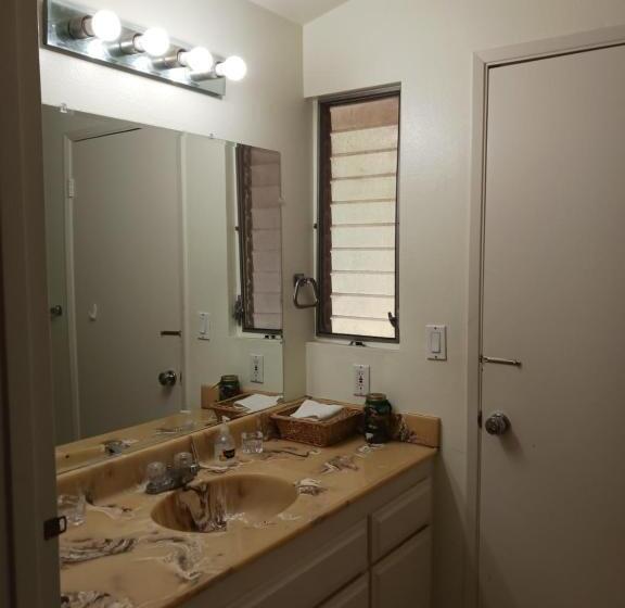 سوییت خانوادگی, Bed And Breakfast In Hollywood Hills