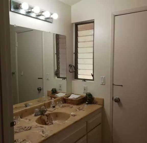 سوییت خانوادگی, Bed And Breakfast In Hollywood Hills