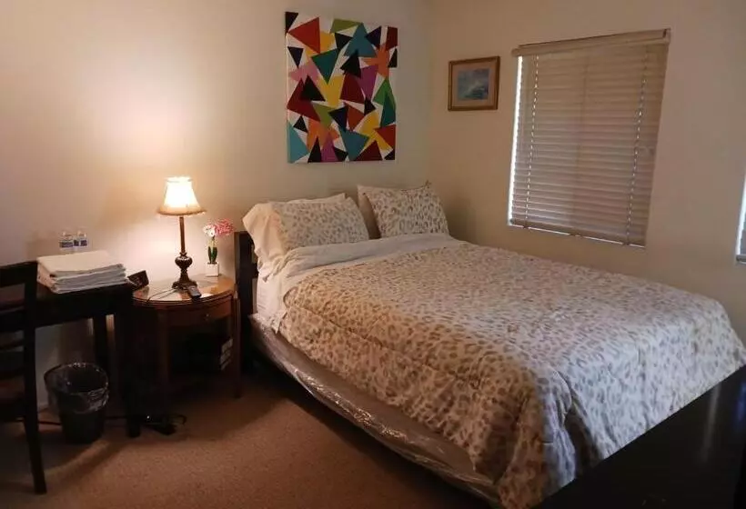 سوییت خانوادگی, Bed And Breakfast In Hollywood Hills