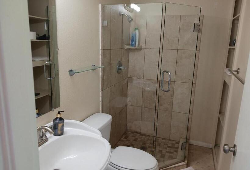 سوییت با چشم‌انداز باغ, Bed And Breakfast In Hollywood Hills