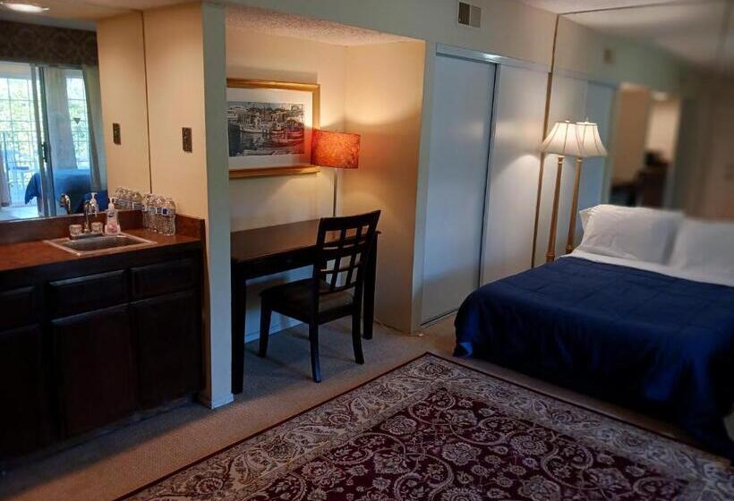 سوییت با چشم‌انداز باغ, Bed And Breakfast In Hollywood Hills