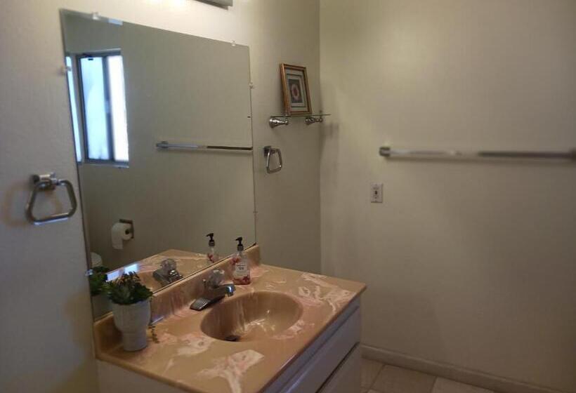 اتاق لوکس, Bed And Breakfast In Hollywood Hills