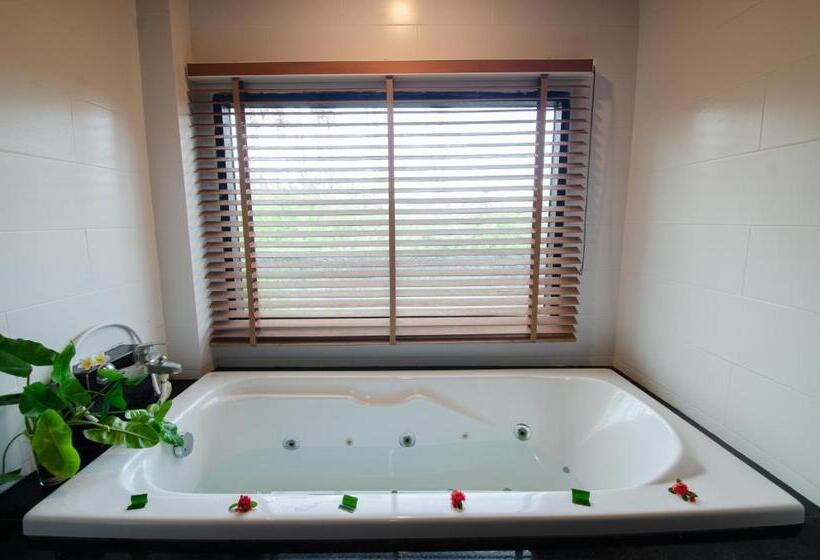 Бунгало Deluxe, Khum Laanta Resort   Sha Extra Plus