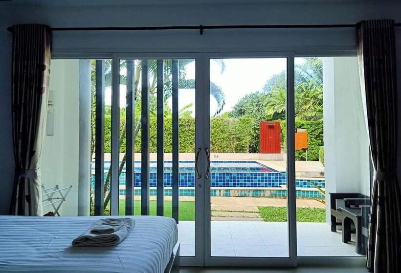 디럭스 트리플 룸, The Fong Krabi Resort