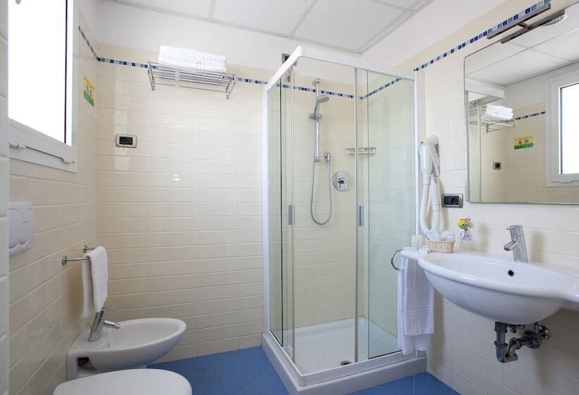 اتاق استاندارد سه نفره, Tropical