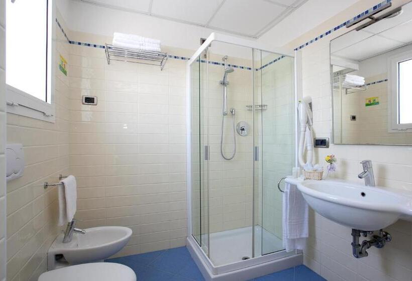 اتاق سه نفره سوپریور با چشم‌انداز دریا, Tropical