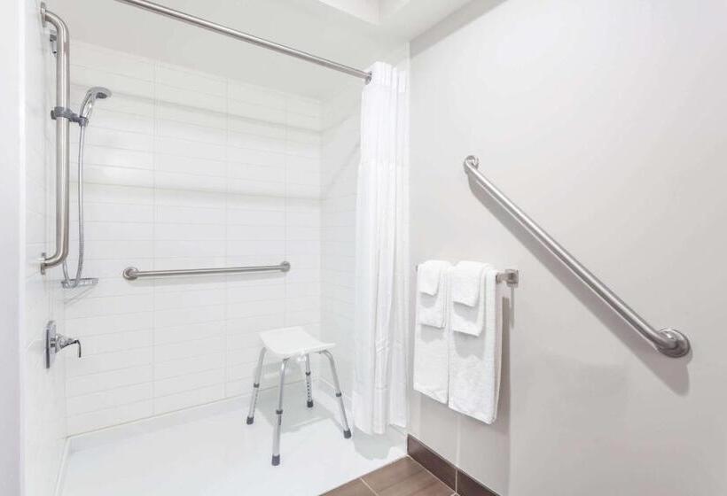 חדר סטנדרט מותאם לאדם עם מוגבלויות, Microtel Casselman