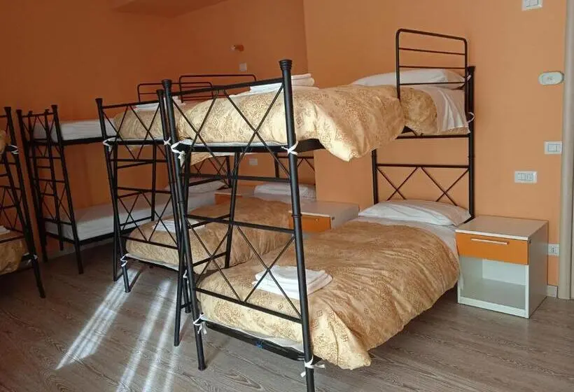 ルームシェアのワンベッド, Ostello La Sosta