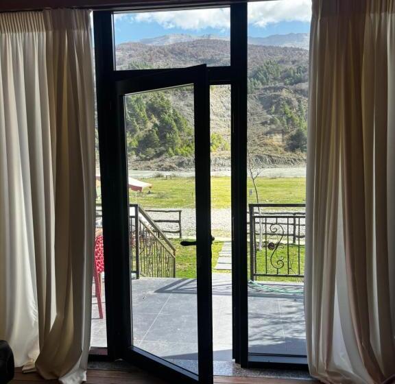 سوییت دوبلکس, Bujtina Vjosa