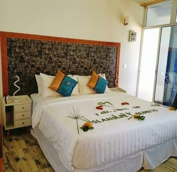 اتاق لوکس با بالکن و چشم‌انداز دریا, Island Life Maldives Retreat & Spa