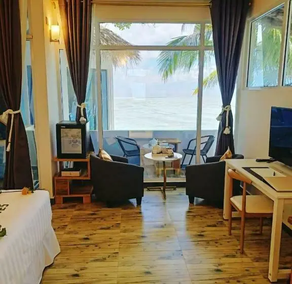 اتاق لوکس با بالکن و چشم‌انداز دریا, Island Life Maldives Retreat & Spa