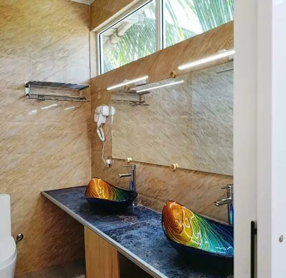 اتاق لوکس با بالکن و چشم‌انداز دریا, Island Life Maldives Retreat & Spa