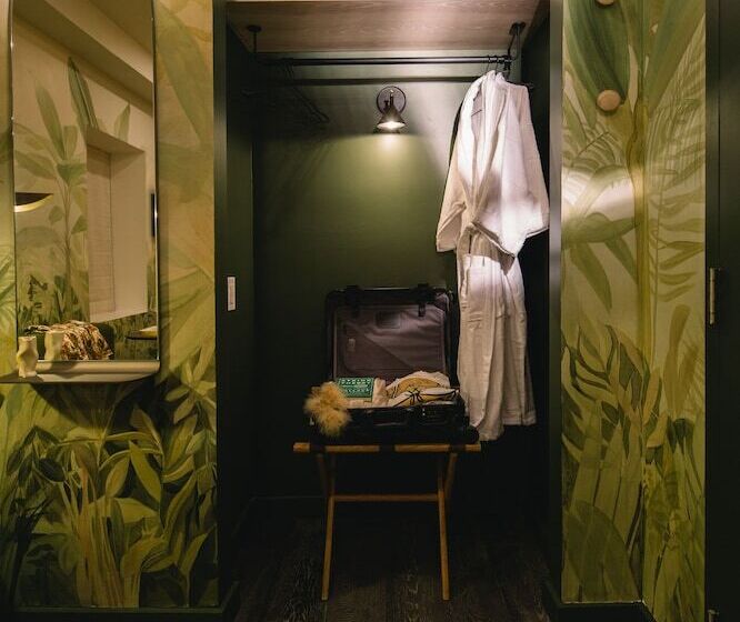 اتاق عادی, Ode