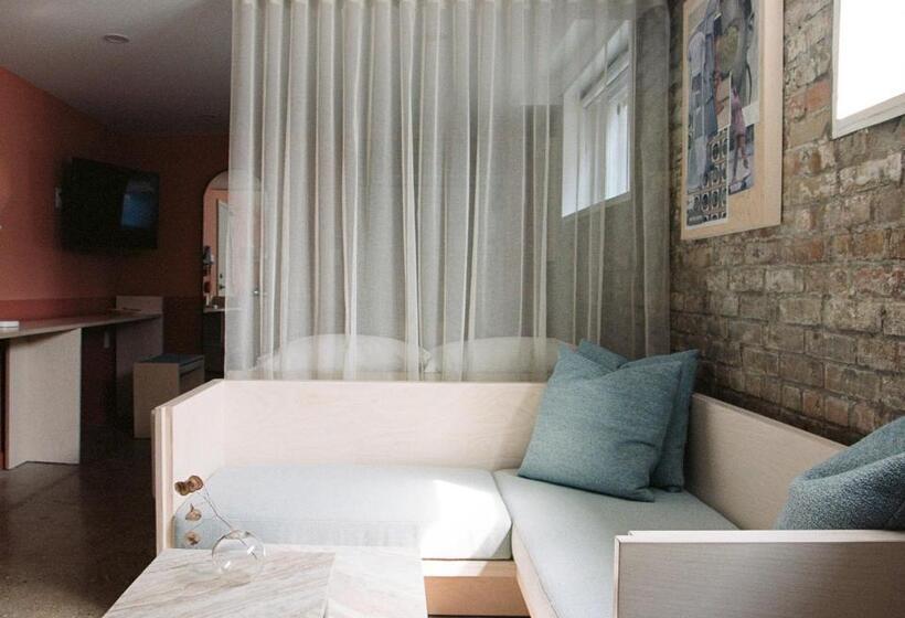 اتاق عادی, Ode