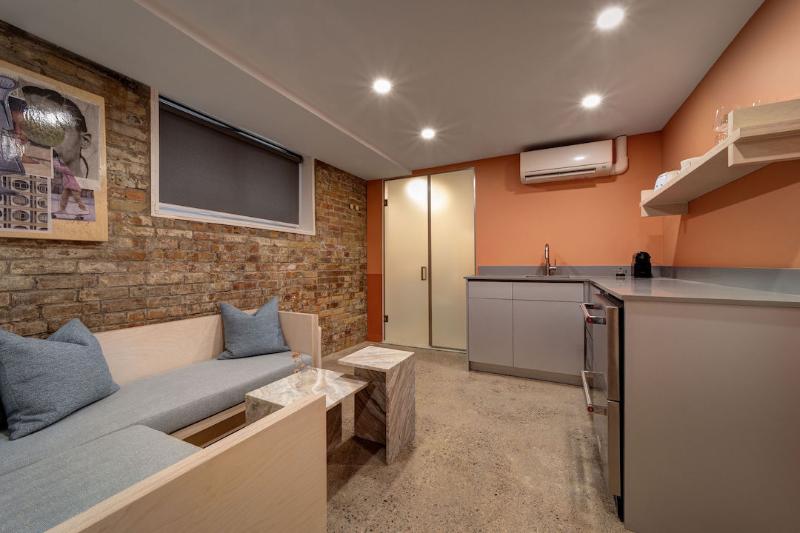 اتاق اکونومی, Ode