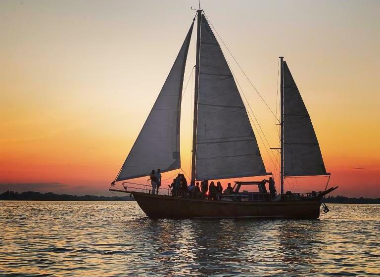 اتاق استاندارد, Buru Guru Viesu Nams Zīdu Kolns