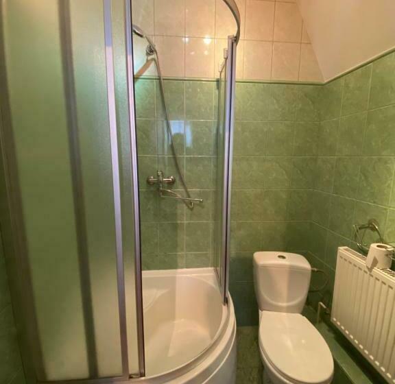 اتاق استاندارد, Buru Guru Viesu Nams Zīdu Kolns