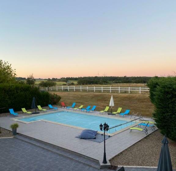 プールビュースタンダードルーム, Kourline Villalunoterie Futuroscope Piscine Spa