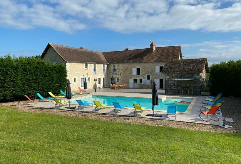 Номер Стандарт Вид на Бассейн, Kourline Villalunoterie Futuroscope Piscine Spa