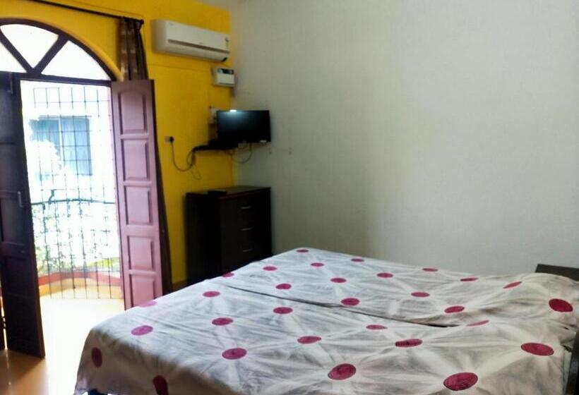 Люкс с Балконом, Alexmarie Guest House 5 Min To Candolim Beach